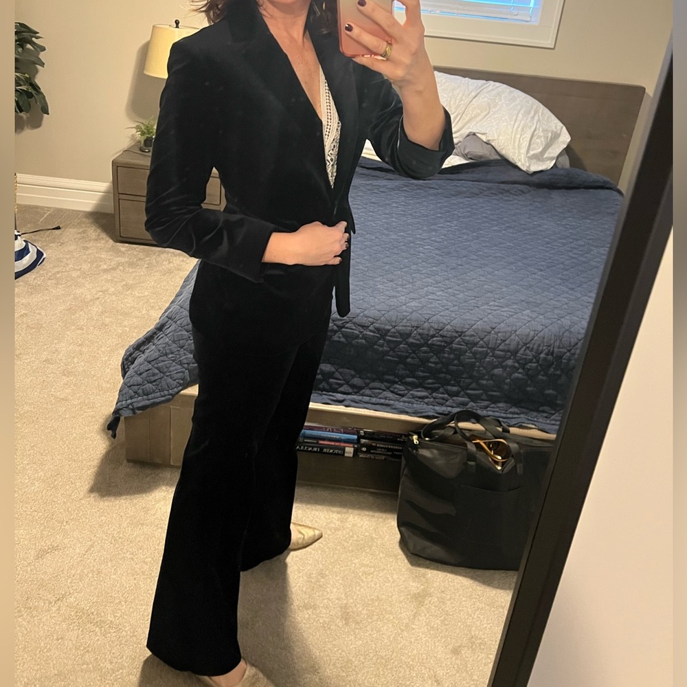 Theory Elegant Velvet Blazer and Pants Set, Size 6 - Picture 15 of 17